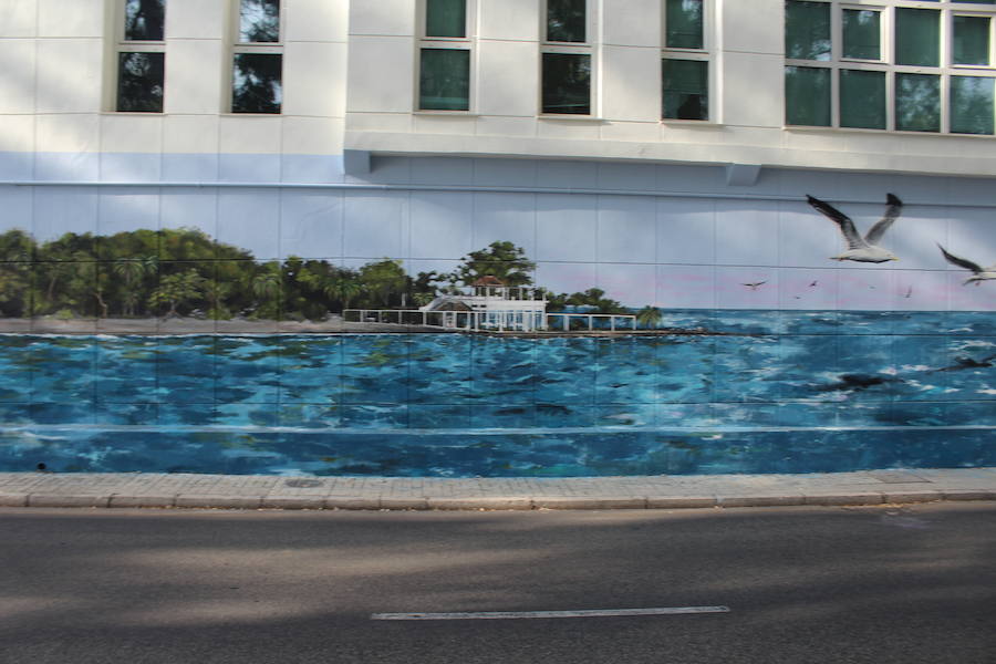 En una de las fachadas del entorno del Balneario de los Baños del Carmen, han realizaco un mural de cuartenta y cinco metros de largo y tres de alto con la panorámica del emblemático lugar malagueño. Doger ha sido el autor de la obra.