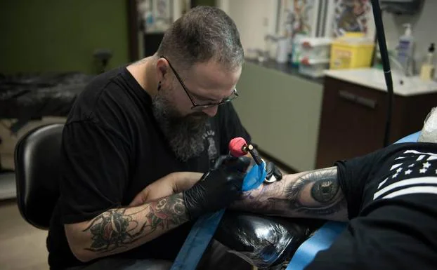 Los tatuajes son tan populares que muchos estudios de la provincia acumulan meses de listas de espera.