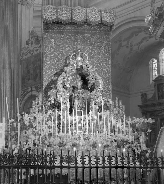 El palio y el manto de la Virgen del Rosario en sus Misterios Dolorosos, de la Cofradía de la Sentencia, fueron empleados como dosel del altar de la novena. 