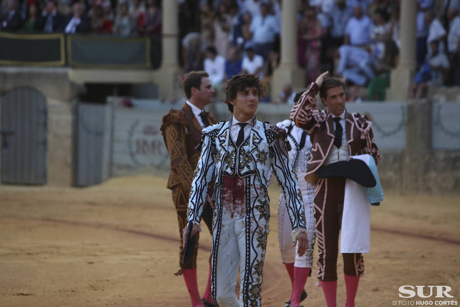 Cayetano y Roca Rey, a hombros en un espectáculo taurino que volvió a reunir a diversos famosos un año más