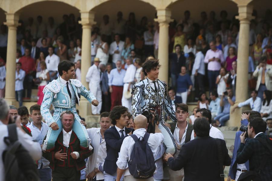 Cayetano y Roca Rey, a hombros en un espectáculo taurino que volvió a reunir a diversos famosos un año más