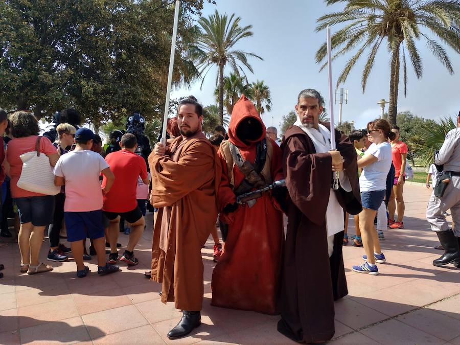 La 'II Gran Recogida de Material Escolar' ha tenido lugar en la playa de la Misericordia y ha estado organizada por la asociación 'Zapas Solidarias'