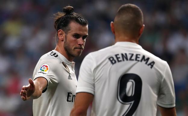 Bale y Benzema celebran uno de los goles al Leganés. 