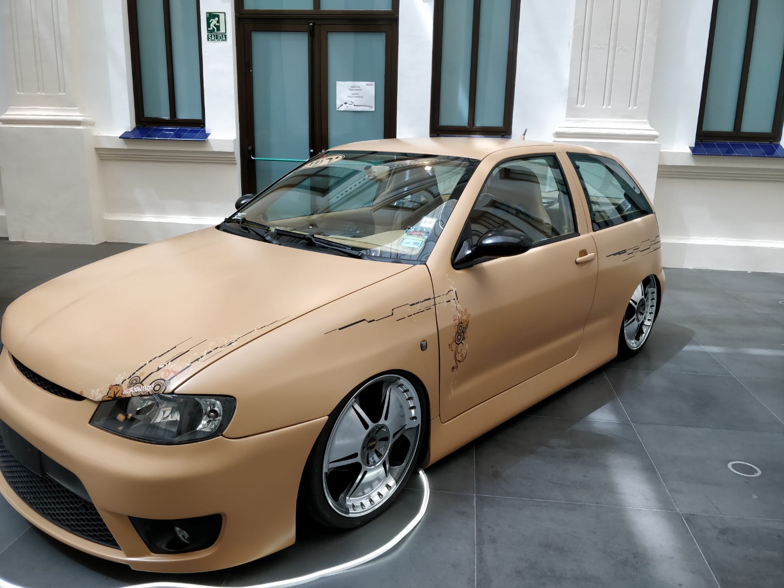 Vehículos de toda España participan en el encuentro en el Museo del Automóvil y la Moda