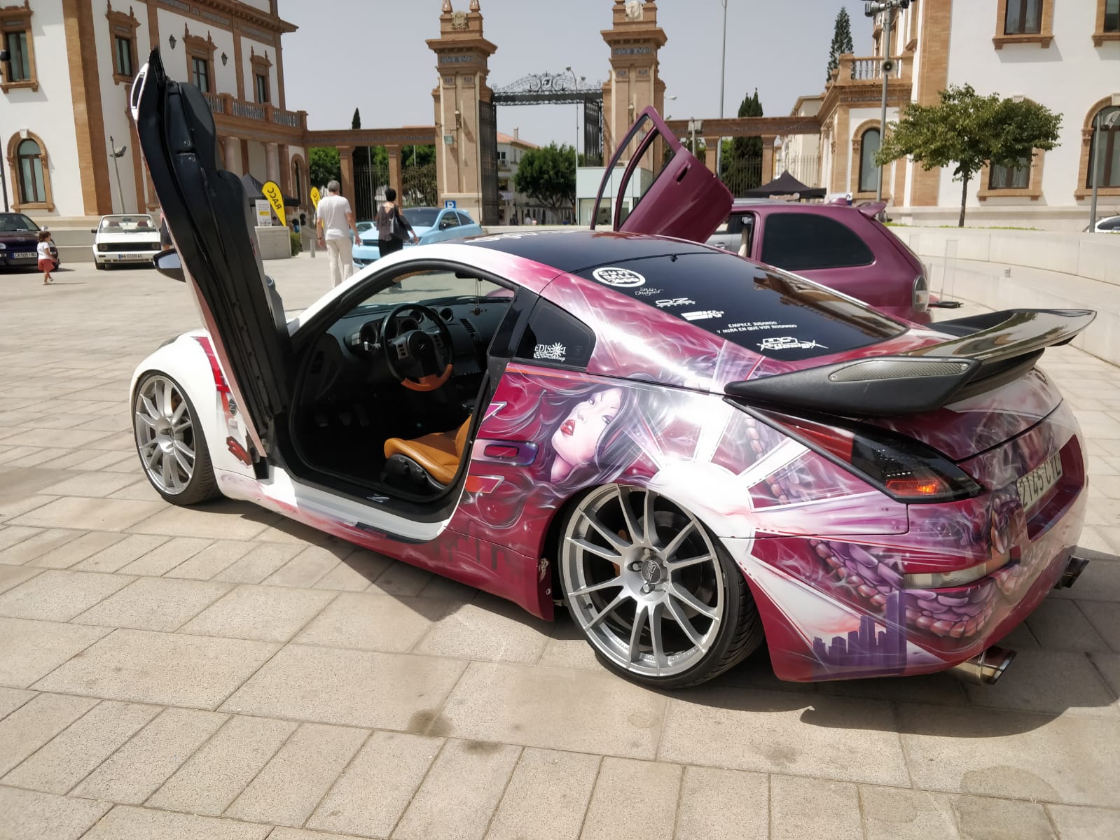 Vehículos de toda España participan en el encuentro en el Museo del Automóvil y la Moda