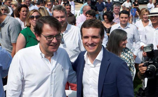 Pablo Casado y el presidente del PP de Castilla y León, Alfonso Fernández Mañueco (i), durante el acto celebrado en Ávila para dar comienzo al curso político. 