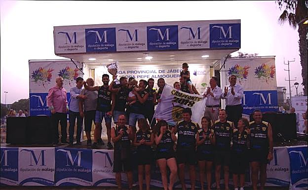 El club de La Araña celebra su triunfo en esta edición. 