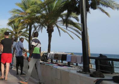 Imagen secundaria 1 - Un vendedor, con bolsos. Los artículos a la venta son falsificaciones. Suelen transportar la mercancía en grandes mantas. 