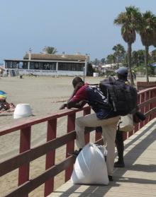 Imagen secundaria 2 - Un vendedor, con bolsos. Los artículos a la venta son falsificaciones. Suelen transportar la mercancía en grandes mantas. 