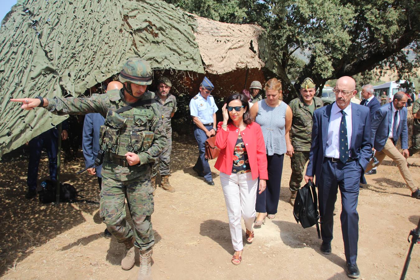 La ministra de Defensa, la socialista Margarita Robles, ha visitado al IV Tercio Alejandro Farnesio de La Legión en el Acuartelamiento de Montejaque, para conocer de primera mano el trabajo diario de este cuerpo militar. 