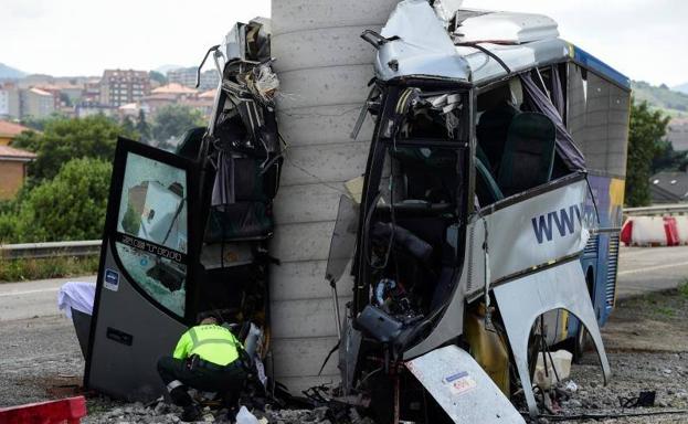 Estado en el que ha quedado el autobús tras chocar con un bloque de hormigón.