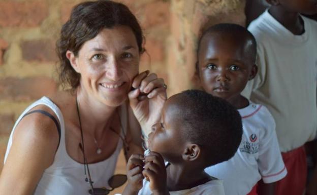 Imagen principal - Eva López ha estado seis semanas sobre el terreno poniendo la base de un laboratorio. Manuel Luque conversa con dos mujeres en la clínica. Muchos de los niños de Zinga son huérfanos.