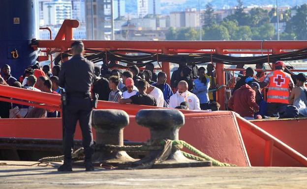 Migrantes en una de las pateras llegadas recientemente a costas andaluzas. 