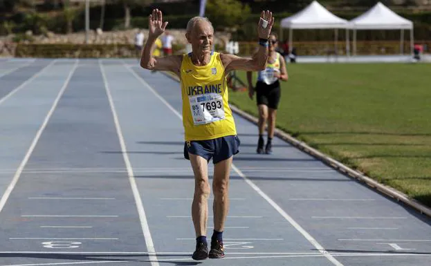 Un participante ucraniano cruza la línea de meta del estadio Ciudad Málaga.