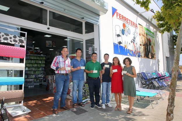 Manuel Osorio e Isabel Cintado, con los tres socios del bazar. 