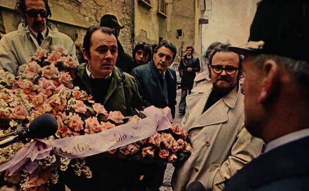 Momento en el que Alcobendas entrega unas rosas con el lema 'Málaga a Pablo Picasso' el día de la muerte del pintor.