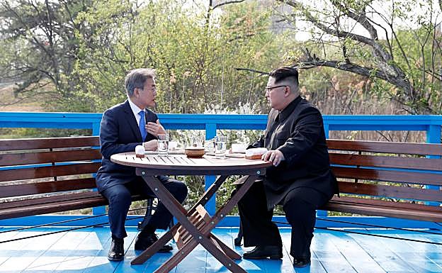 Moon Jae-in y Kim Jong-un, durante su encuentro del pasado mes de abril.