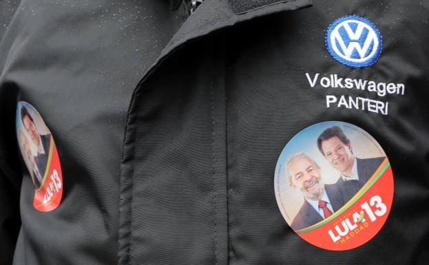 La imagen de Lula como candidato electoral en una chapa.