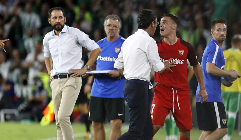 El sevillista Roque Mesa, enfadado tras su expulsión ante el Betis. 