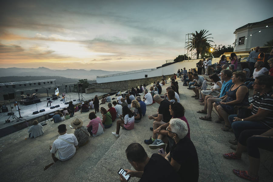 Ambiente y actuaciones en el Auditorio Blas Infante en el balcón del Tajo de Ronda