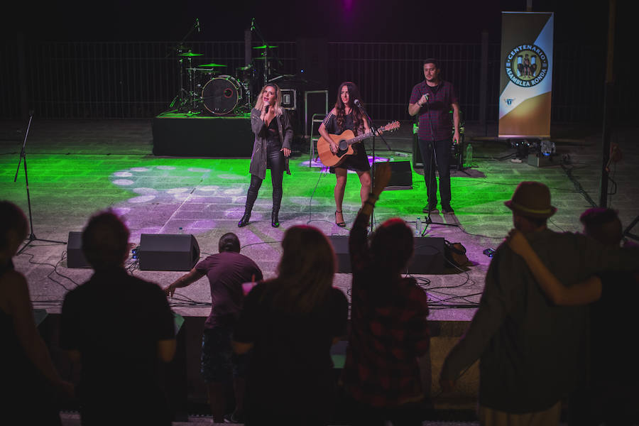 Ambiente y actuaciones en el Auditorio Blas Infante en el balcón del Tajo de Ronda