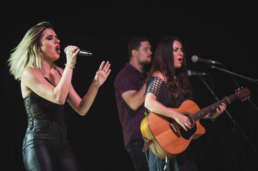 Ambiente y actuaciones en el Auditorio Blas Infante en el balcón del Tajo de Ronda