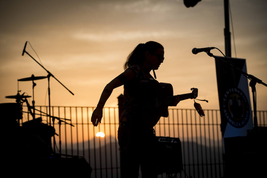 Ambiente y actuaciones en el Auditorio Blas Infante en el balcón del Tajo de Ronda