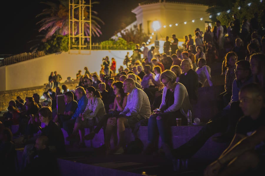 Ambiente y actuaciones en el Auditorio Blas Infante en el balcón del Tajo de Ronda