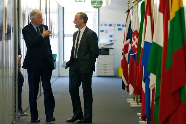 Los negociadores de la UE, Michel Barnier (izquierda) y Reino Unido, Dominic Raab. :: Virginia Mayo / afp