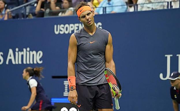 Rafael Nadal se lamenta. 