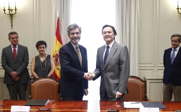 El presidente del Supremo, Carlos Lesmes (i), firma el acuerdo con el presidente de Transparencia Internacional, Jesús Lizcano.
