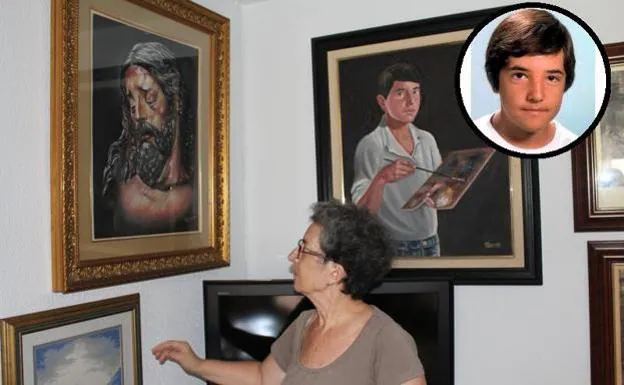 La madre de David Guerrero muestra varios cuadros de su hijo en el salón de su casa. Arriba a la derecha, imagen del 'niño pintor' antes de su desaparición. 