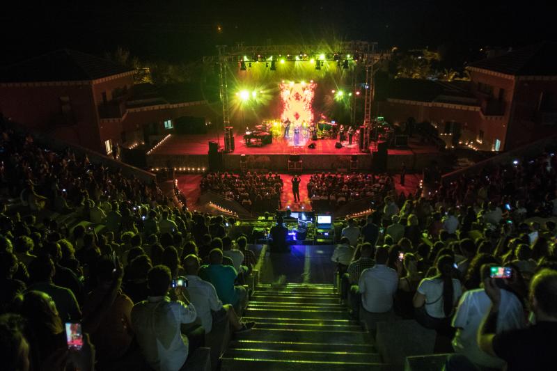 Velas, zocos o talleres dan vida al encuentro, que este viernes recibió a Niña Pastori y que el domingo echa el cierre con Triana