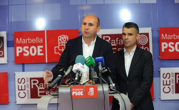 Francisco Conejo, junto al concejal del grupo municipal del PSOE José Bernal