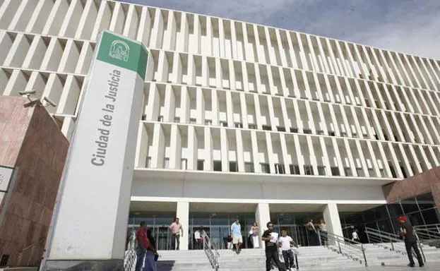Imagen de archivo de la entrada a la Audiencia Provincial de Málaga.