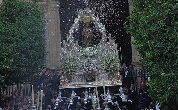 Petalada a la Victoria en la procesión del año pasado. 