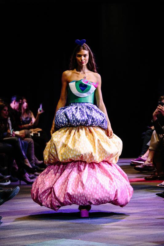 La diseñadora Agatha Ruiz de la Prada llevó su fiesta de color y formas, que no tiene reparo en mezclar, y con las que quiere vestir a Nueva York, al desfile que presentó de su colección primavera verano 2019 en la Semana de la Moda en la Gran Manzana.