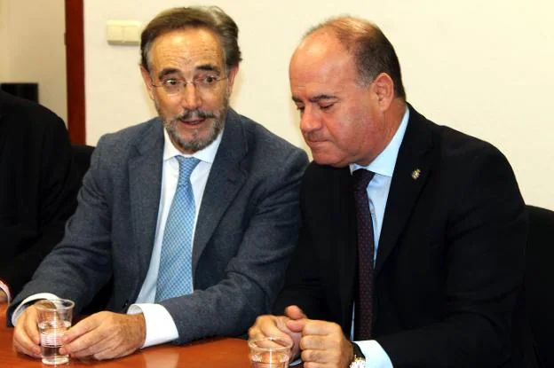 El consejero Felipe López y el alcalde Manuel Barón en un acto conjunto en Antequera. :: a. j. guerrero
