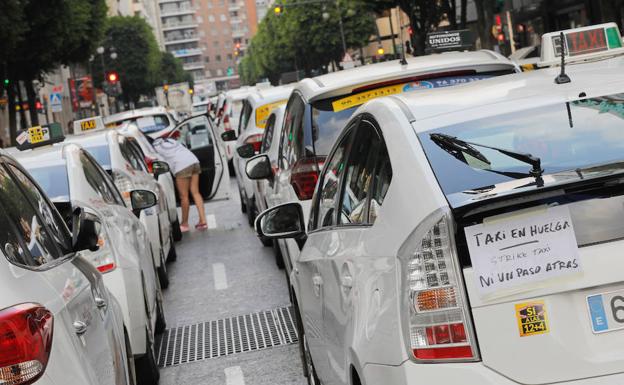 Jornada de huelga de taxistas, a finales de julio en Valencia. 