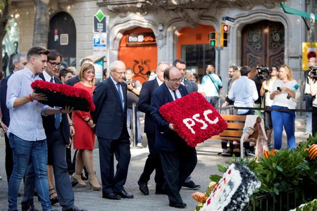 Miquel Iceta, seguido del expresidente José Montilla, participan en la ofrenda floral al monumento a Rafael Casanova. :: m. pérez / efe