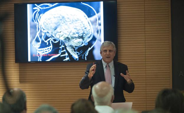 El doctor López Barneo pronunció la tercera conferencia del ciclo 'Ciencia y salud', organizado por la Fundación Unicaja y SUR. 