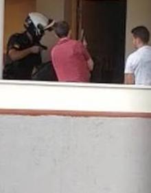 Imagen secundaria 2 - Arriba, el aparthotel donde ocurrieron los hechos; abajo, agentes al entrar en el cuarto de Sean (izqda).