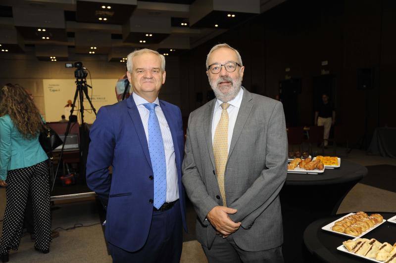 El desayuno-coloquio en colaboración con la Fundación Cajasol se celebró en el Hotel Barceló