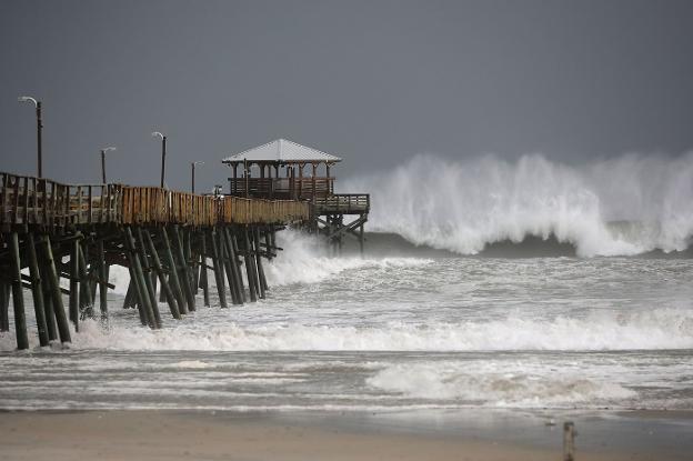 Atlantic Beach, en Carolina del Norte, sufre el azote del mar empujado por el huracán 'Florence'. :: C. Somodevilla / AFP