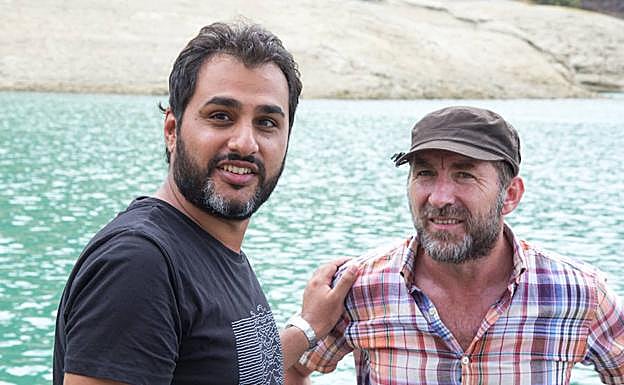 Rakesh Narwani con el actor malagueño, en un descanso del rodaje ayer en el pantano. 