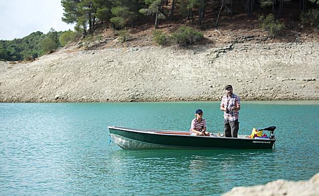 Antonio de la Torre y Hugo Quero dan vida a un padre y un hijo que se van de pesca en el corto 'Black bass'.