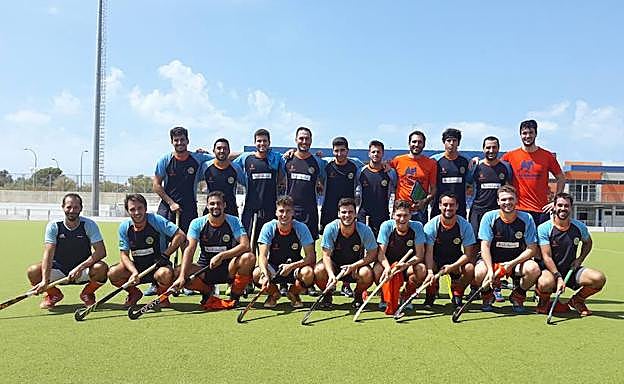 Los componentes de Club Hockey Polideportivo posan en una foto de familia en un partido amistoso en San Fernando 