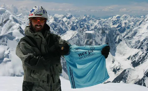 Rafa Martín, con una equipación del Nerja, en la cima del Khan Tengri, una montaña de 7.000 metros de altura en China.