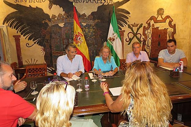 Momento de la reunión mantenida por la alcaldesa con los vecinos de Trapiche Norte