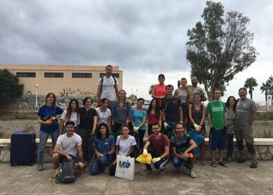 Imagen secundaria 1 - Voluntarios recogen la basura del Arroyo Jaboneros con motivo del Día Mundial de la Limpieza